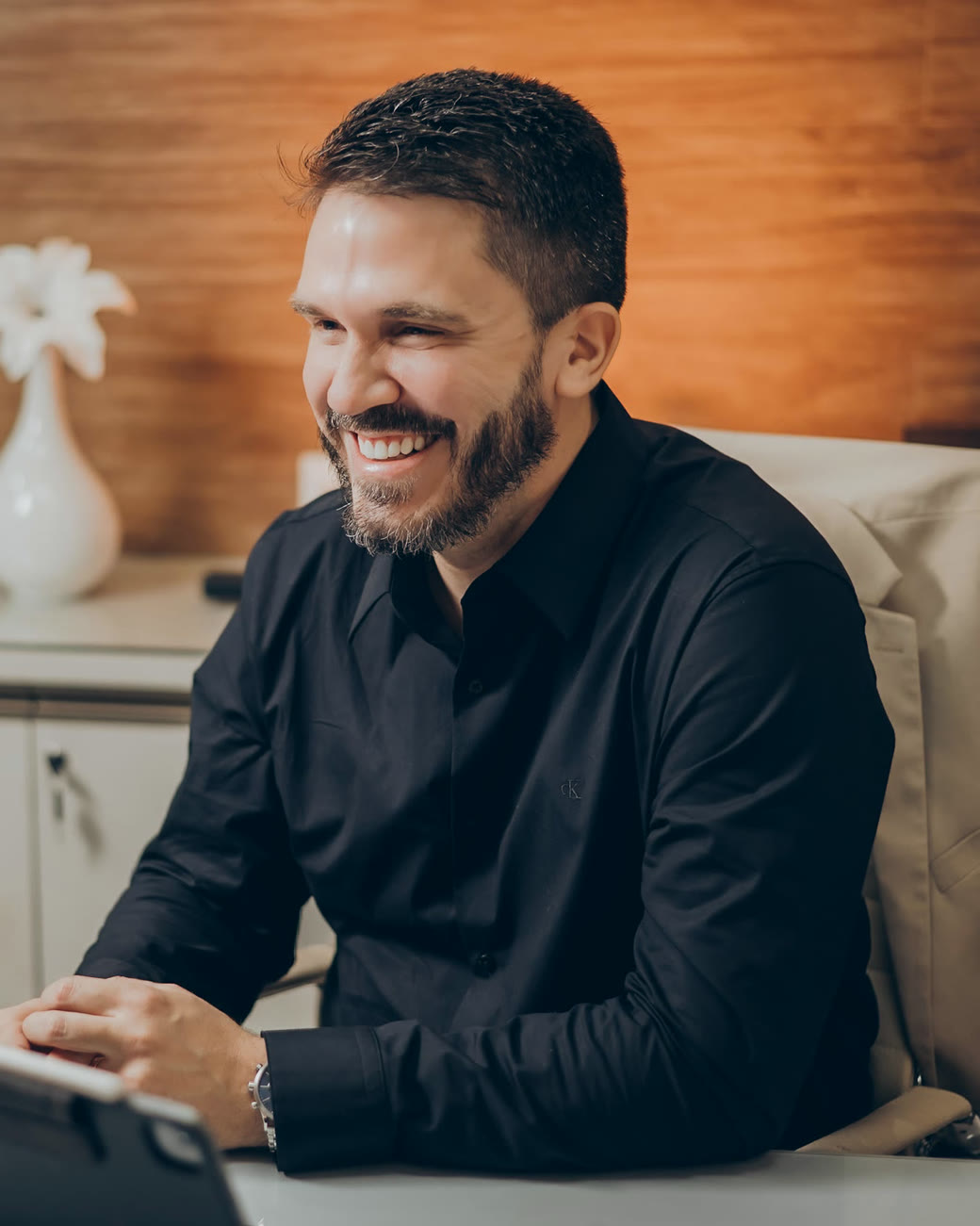 Dr. Victor Cunha sorrindo em seu consultório